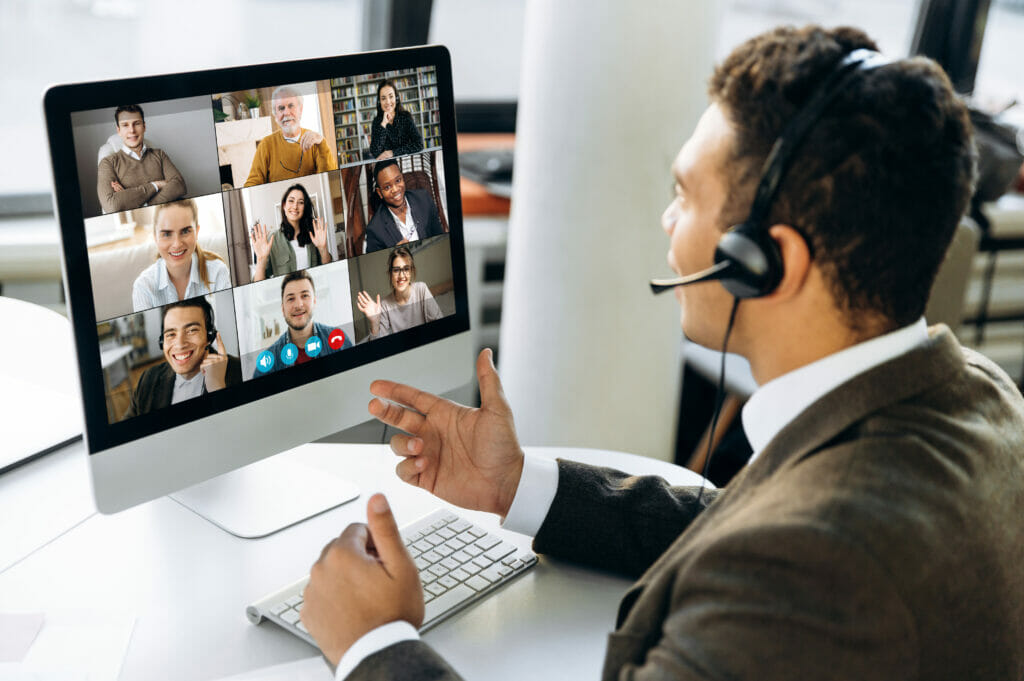 Online trainer teaching a group virtually